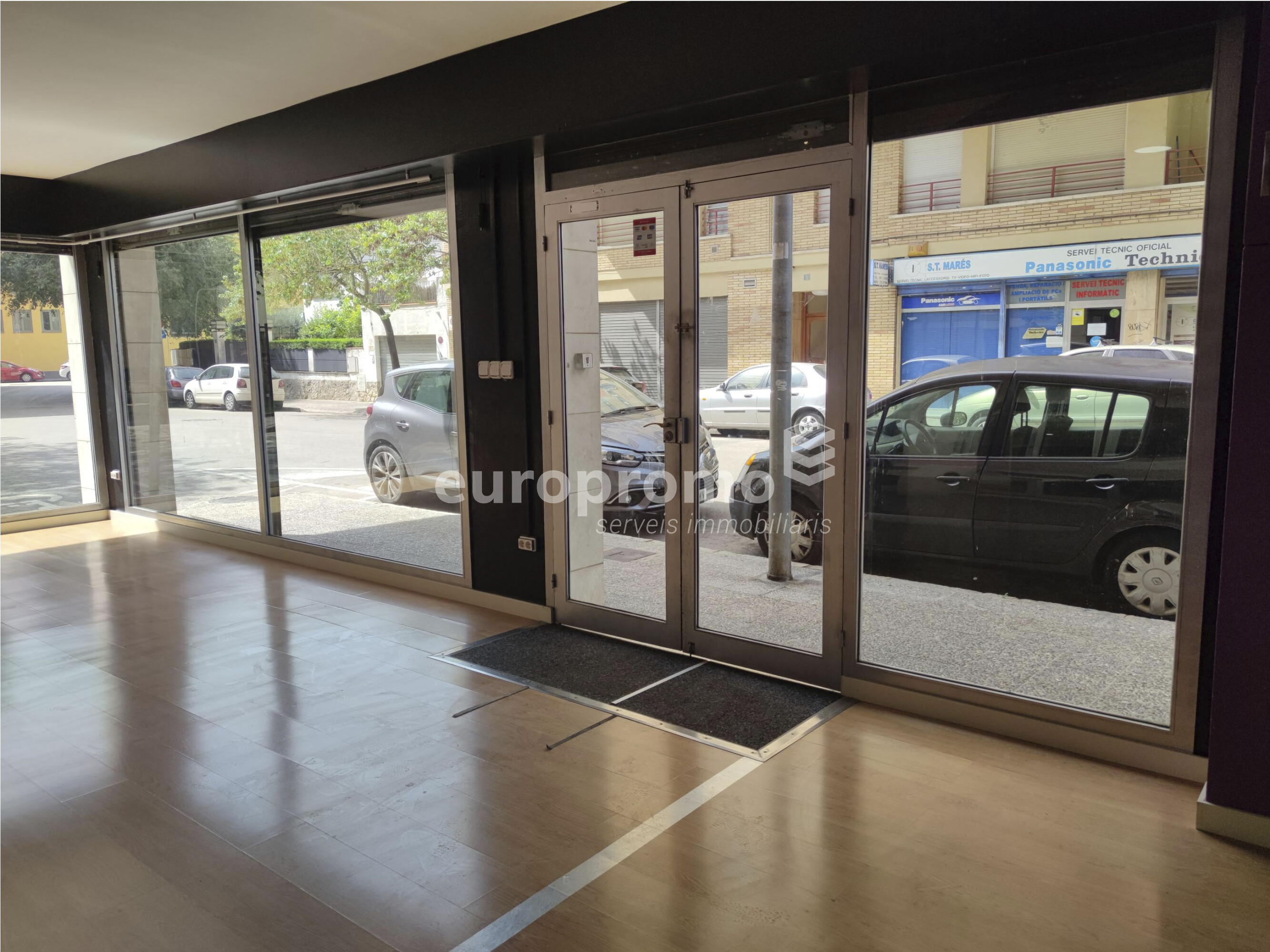 Local esquinero de 76m2 con 14 metros lineales de fachada situado en la zona  en Santa Eugènia